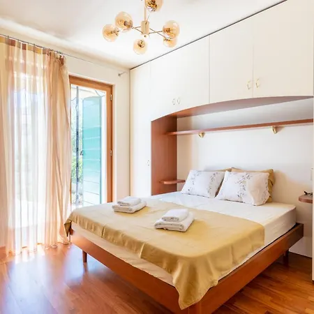 Charming Orange With Private Pool And Garden Oasis