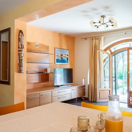 Charming Orange With Private Pool And Garden Oasis דירה