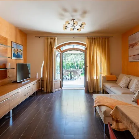 Charming Orange With Private Pool And Garden Oasis Tar-Vabriga