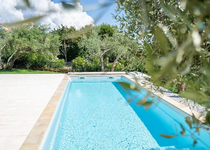 Charming Orange With Private Pool And Garden Oasis