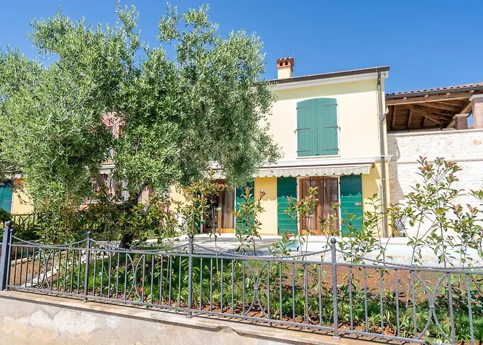 Charming Orange With Private Pool And Garden Oasis