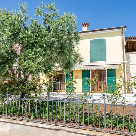 Charming Orange With Private Pool And Garden Oasis