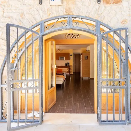 Charming Orange With Private Pool And Garden Oasis *