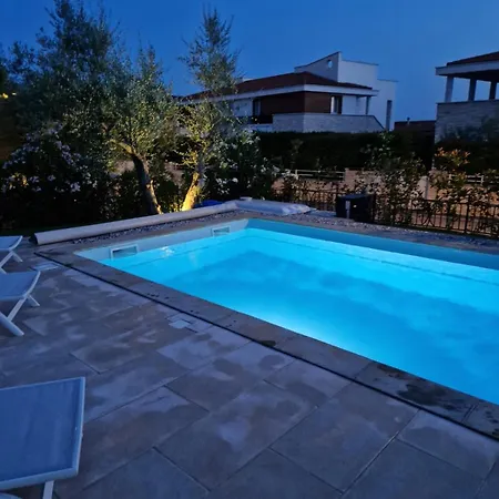 Charming Orange With Private Pool And Garden Oasis